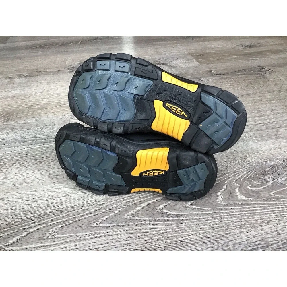 Keen Black Waterproof Boots with Primaloft Youth Boys Size 6 Kids Winter Boots